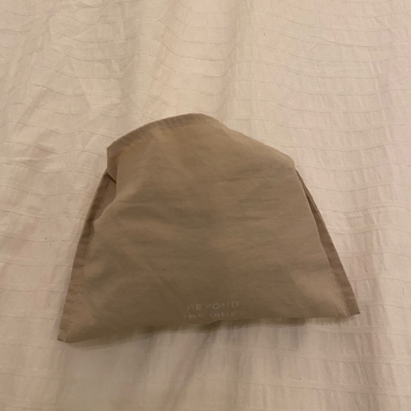 Beyond The Vines Foldable Dumpling Bag - Picture 2 of 4